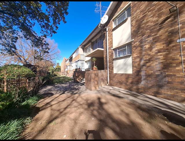 2 BEDROOM FLAT FOR SALE IN VANDERBIJLPARK CW 3